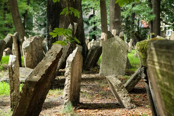 초라한 묘비가 오래된 유대인 — 스톡 사진