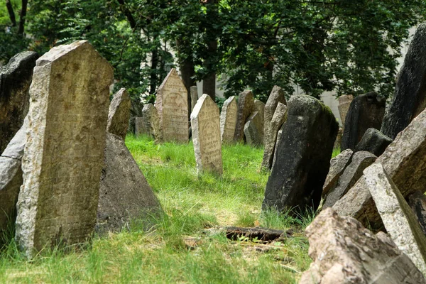 Zeer Oude Joodse Begraafplaats Met Veel Shabby Stenen Grafstenen — Stockfoto