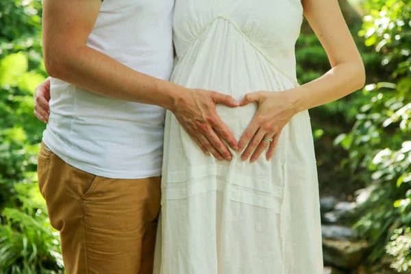 Mujer Embarazada Pareja Posando Haciendo Corazón Con Las Manos Símbolo —  Fotos de Stock