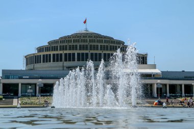 Polonya 'nın Wroclaw kentindeki Discovery Center veya Centennial Hall' da çeşmesiyle