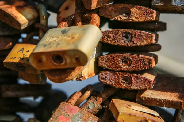 Detail Several Old Rusty Locks Hanging Handrail Bridge — Stock Photo, Image