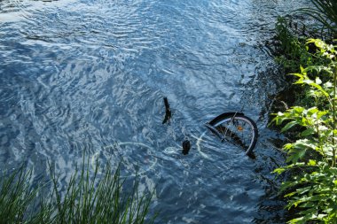 Bisiklet nehirde boğuldu. Terk edilmiş ya da çalınmış bisikletin ayrıntıları.