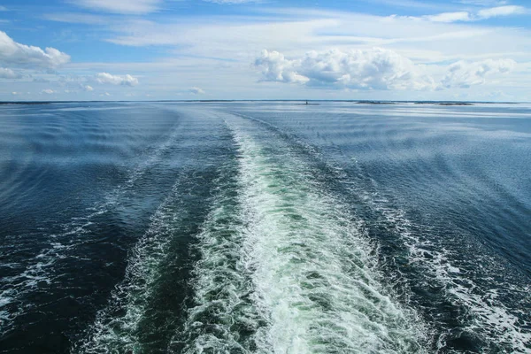 Finlandiya 'dan gelen büyük feribot gemisinin arkasında çekilmiş bir resim..