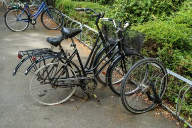 Birkaç hasar görmüş ve parçalanmış bisiklet bir bisiklet standında duruyordu. Hırsızlar bazı parçaları çaldı ve şimdi motorlar terk edildi.