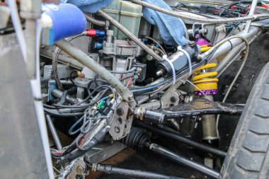 Spor araba motorunun ayrıntıları. Geçmişten gelen tarihi bir grup B rallye arabası..