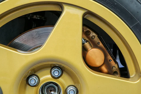 ブレーキディスク及びキャリパーの一部が見えるラリーカーのホイールの詳細 — ストック写真