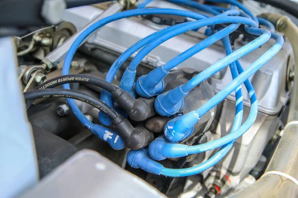 Spor araba motorunun ayrıntıları. Geçmişten gelen tarihi bir rallye arabası. Elektrik dağıtıcı görünür..