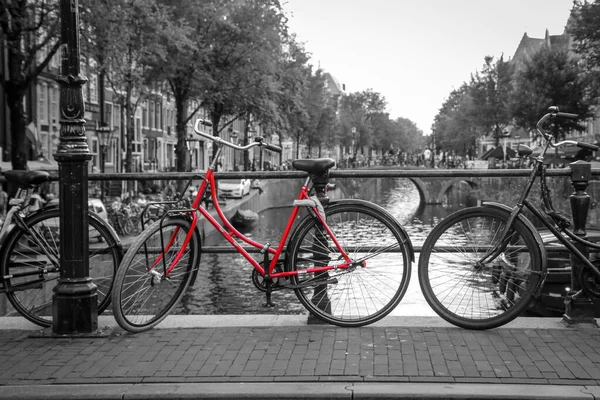 Una Foto Una Bicicleta Roja Puente Sobre Canal Amsterdam Fondo — Foto de Stock