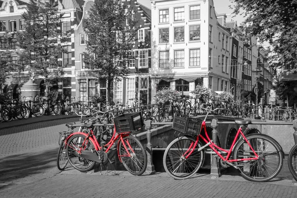 Uma Foto Duas Bicicletas Vermelhas Ponte Sobre Canal Amsterdã Fundo — Fotografia de Stock