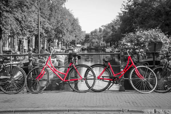 Uma Foto Duas Bicicletas Vermelhas Ponte Sobre Canal Amsterdã Fundo — Fotografia de Stock