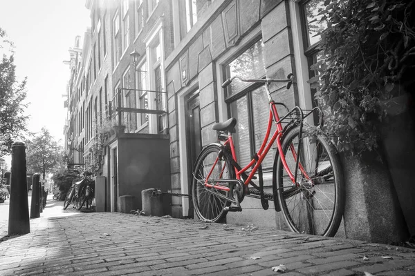 Uma Foto Uma Bicicleta Vermelha Ponte Sobre Canal Amsterdã Fundo — Fotografia de Stock