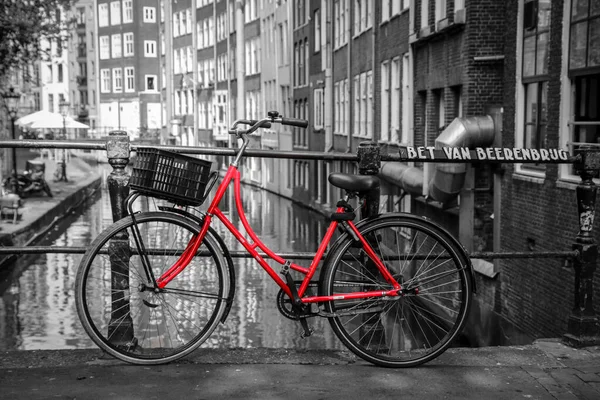 Uma Foto Uma Bicicleta Vermelha Ponte Sobre Canal Amsterdã Fundo — Fotografia de Stock