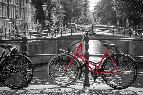 Фото Красного Велосипеда Мосту Через Канал Амстердаме Фон Чёрный Белый — стоковое фото