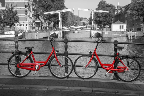 Una Foto Dos Bicicletas Rojas Puente Sobre Canal Amsterdam Fondo — Foto de Stock