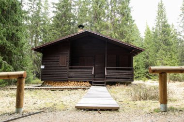 Umava adı verilen Çek ulusal koruma alanının derinliklerinde saklı olan ahşap kulübe. Yerel izciler ya da orman bekçileri tarafından kullanılır..