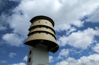 Çek Cumhuriyeti 'nin Umava Ulusal Parkı' ndaki Polednk tepesinin tepesindeki gözcü kulesi. Eski askeri dinleme istasyonu..