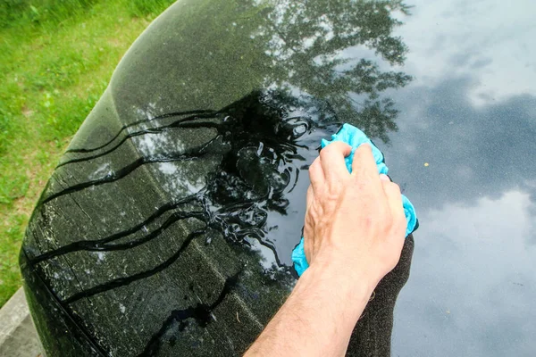 Весенняя Деталь Автомобиля Грязного Пыльцы Рука Чистит Влажной Тряпкой — стоковое фото