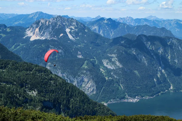 Paraglides Vliegen Hoog Blauwe Lucht Boven Bergen Genieten Van Het — Stockfoto