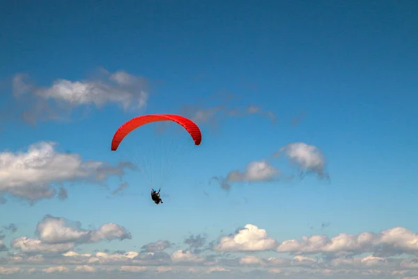 Los Parapentes Vuelan Por Encima Las Montañas Cielo Azul Disfrutan — Foto de Stock