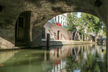 Hollanda 'nın Utrecht kentindeki güzel kanal sakin sonbahar öğleninde.