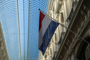 Hollanda 'nın Lahey kentindeki alışveriş geçidi içindeki Hollanda bayrağının ayrıntıları.