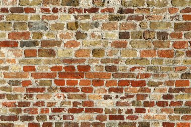 Farklı boylarda ve renklerde tuğlalardan yapılmış eski duvarın ayrıntıları..