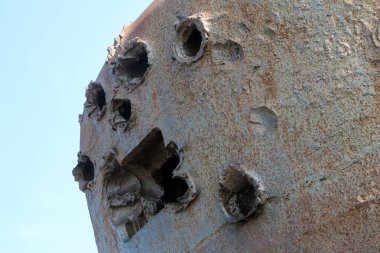 İkinci Dünya Savaşı 'ndan kalma sığınak kulesinin zırhındaki kurşun delikleri..