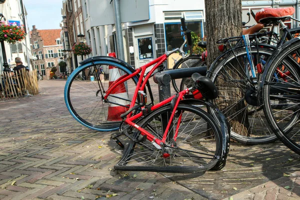 在荷兰乌得勒支 自行车失事的细节躺在街上 这辆自行车是达马根的 不能使用 需要服务 — 图库照片