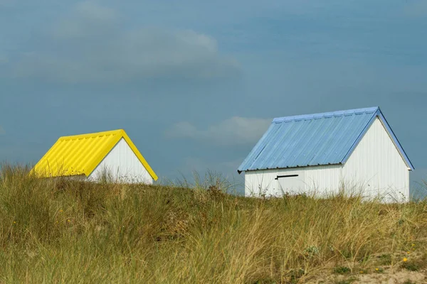 Kis Fehér Tengerparti Házak Színes Tetőkkel Strandon Gouville Sur Mer — Stock Fotó