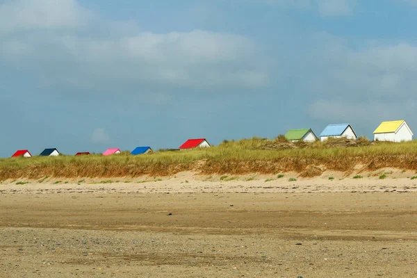 Malutkie Białe Domki Plaży Kolorowymi Dachami Plaży Przy Gouville Sur — Zdjęcie stockowe