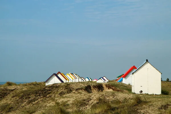 프랑스 노르망 Gouville Sur Mer 해변에는 별장이 지붕으로 관광객들의 — 스톡 사진