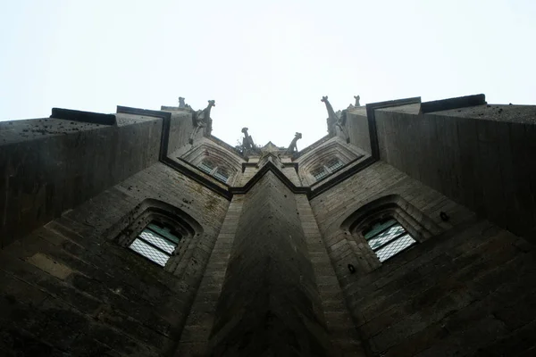 Detail Staré Vysoké Středověké Církve Katedrály Vypadáš Temně Ponuře — Stock fotografie