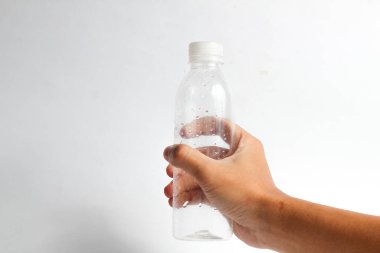 Elinizde temiz plastik su şişesi, sergilenen su, sağlık ve ekolojik bilinç
