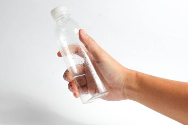 Elinizde temiz plastik su şişesi, sergilenen su, sağlık ve ekolojik bilinç