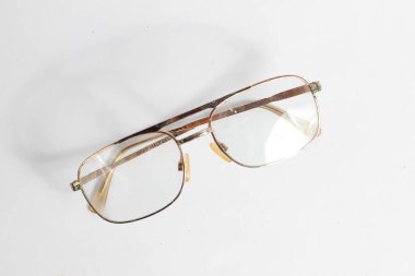 Eski gözlük yenilenmeye hazır, klasik havacı stili. Temiz beyaz arka planda yaşlı cazibesi, stüdyo çekimi.