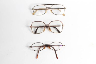 Beyaz arka planda izole edilmiş klasik gözlük seti.