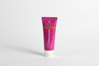 Endonezya, Sukoharjo - 11 Eylül 2025: Vitacream merhem ürünü beyaz arka planda izole edilmiş kaşıntılı kırmızı deriyi tedavi etmek için