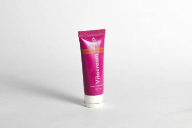 Endonezya, Sukoharjo - 11 Eylül 2025: Vitacream merhem ürünü beyaz arka planda izole edilmiş kaşıntılı kırmızı deriyi tedavi etmek için