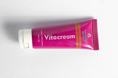 Endonezya, Sukoharjo - 11 Eylül 2025: Vitacream merhem ürünü beyaz arka planda izole edilmiş kaşıntılı kırmızı deriyi tedavi etmek için