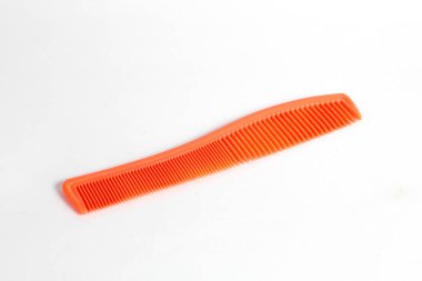 turuncu saç tarağı beyaz arkaplanda izole edilmiş