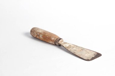 Paslı macun bıçağı marangozluk aracı beyaz arkaplanda izole