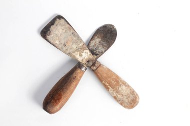 Paslı macun bıçağı marangozluk aracı beyaz arkaplanda izole