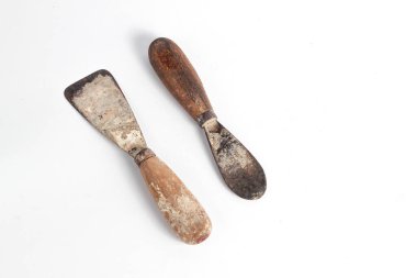 Paslı macun bıçağı marangozluk aracı beyaz arkaplanda izole