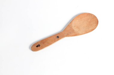 Ahşap pirinç kepçesi beyaz arka planda izole edilmiş.