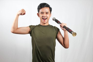 Asyalı adam beyaz arka planda izole edilmiş pazı kaslarını gösterirken hafif halteri kaldırıyor.