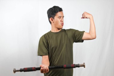 Asyalı adam beyaz arka planda izole edilmiş pazı kaslarını gösterirken hafif halteri kaldırıyor.