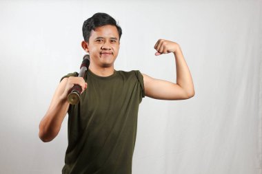 Asyalı adam beyaz arka planda izole edilmiş pazı kaslarını gösterirken hafif halteri kaldırıyor.