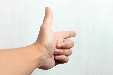 Beyaz bir arkaplana silah gibi doğrultulan el hareketi, güç, yön ve oyuncu enerjiyi çağrıştırıyor. Görsel hikaye anlatma ya da sembolik mesajlaşma için mükemmel.