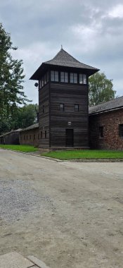 Şehirde terk edilmiş eski bir ev.