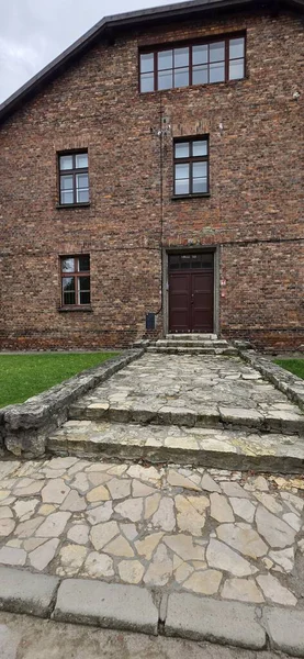 Pencereli tuğla bina